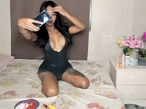 Snapshot of Theia22 chatting on 12, 9, 2025 Theia22 online show from 12, 9, 2025