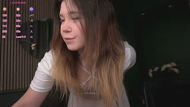 Snapshot of Lina_Glow chatting on 5, 6, 2026 Lina Glow online show from 5, 6, 2026