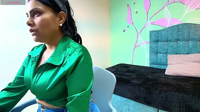 Snapshot of Ivi_Rose__ chatting on 25, 9, 2025 Ivi Rose online show from 25, 9, 2025