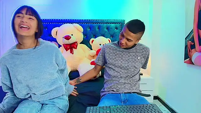 Snapshot of Damian_and_roxanne chatting on 15, 10, 2025 Damian and roxanne online show from 15, 10, 2025