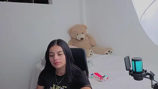 valerihouse online show from 4, 4, 2026