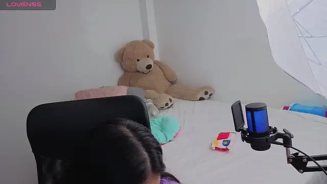 valerihouse online show from 17, 4, 2026