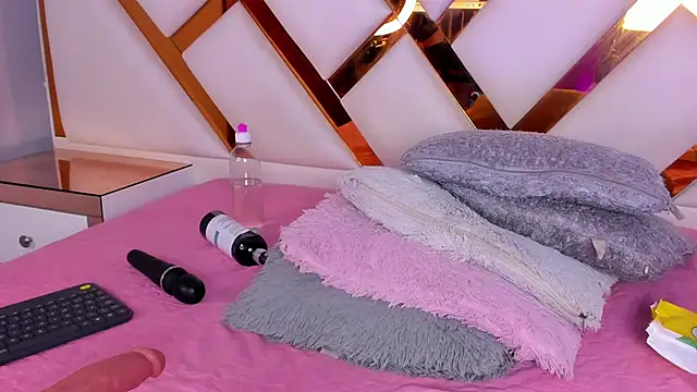 Niicolle Evanss online show from 10, 2, 2026