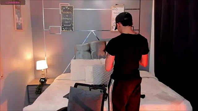 Snapshot of oliver_mr_ chatting on 22, 11, 2025 oliver mr online show from 22, 11, 2025