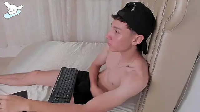 Snapshot of LittleDanny_ chatting on 4, 10, 2025 LittleDanny online show from 4, 10, 2025