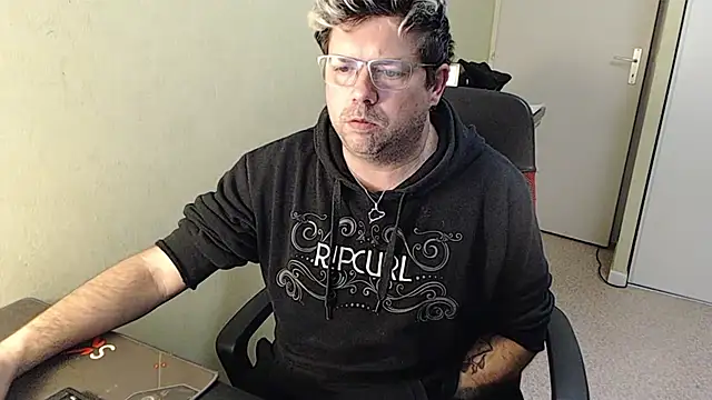 blueandwhite1 online show from 25, 1, 2025