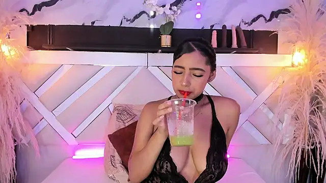 Snapshot of Zoe-Johnson_ chatting on 5, 5, 2026 Zoe-Johnson online show from 5, 5, 2026