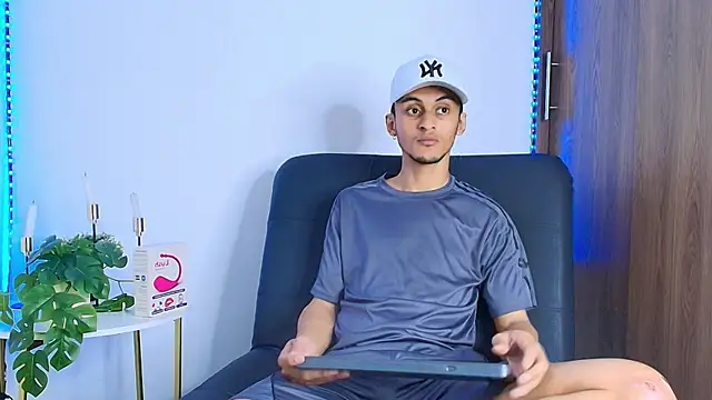 Snapshot of AlejandroLoouis chatting on 6, 11, 2025 AlejandroLoouis online show from 6, 11, 2025