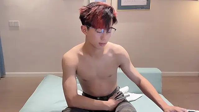 Snapshot of STxuguanhan chatting on 12, 10, 2025 STxuguanhan online show from 12, 10, 2025