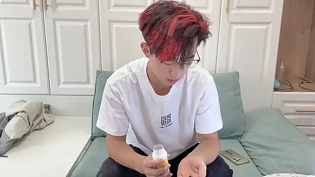 Snapshot of STxuguanhan chatting on 18, 10, 2025 STxuguanhan online show from 18, 10, 2025