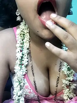 Snapshot of Shneeha_le chatting on 9, 9, 2025 Shneeha le online show from 9, 9, 2025