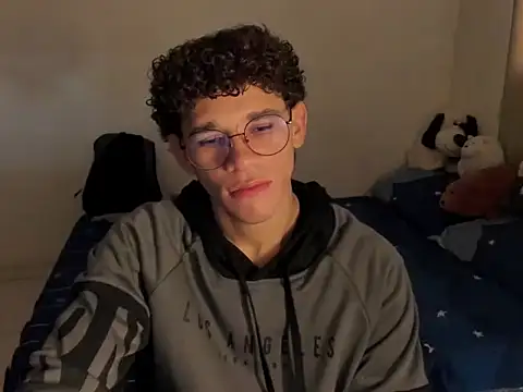 Snapshot of Tom_Blues chatting on 27, 10, 2025 Tom Blues online show from 27, 10, 2025