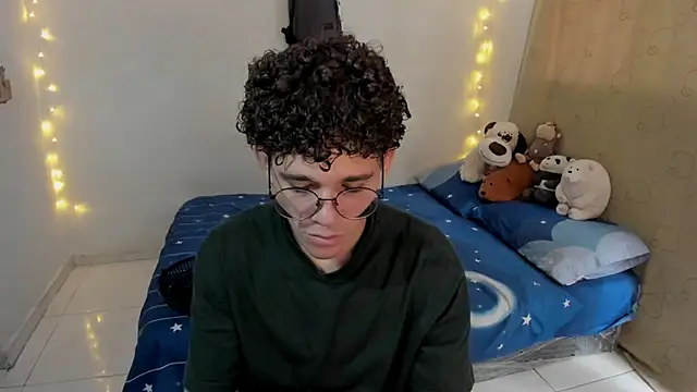 Snapshot of Tom_Blues chatting on 24, 11, 2025 Tom Blues online show from 24, 11, 2025