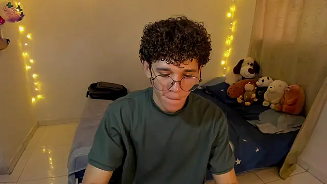 Snapshot of Tom_Blues chatting on 18, 12, 2025 Tom Blues online show from 18, 12, 2025