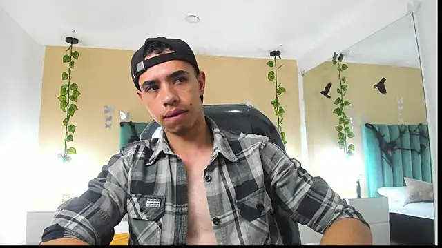 Snapshot of Muscle_Scott chatting on 24, 10, 2025 Muscle Scott online show from 24, 10, 2025