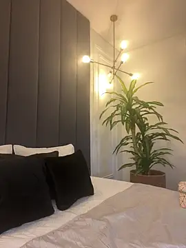 TiffanyyLam online show from 6, 11, 2025