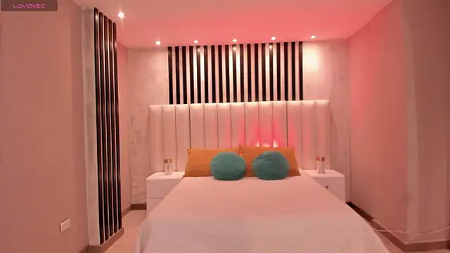 LucyWeiss  online show from 12, 11, 2025