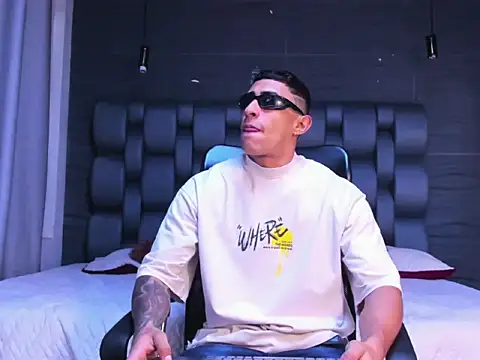 Snapshot of adrian_ray chatting on 29, 11, 2025 adrian ray online show from 29, 11, 2025