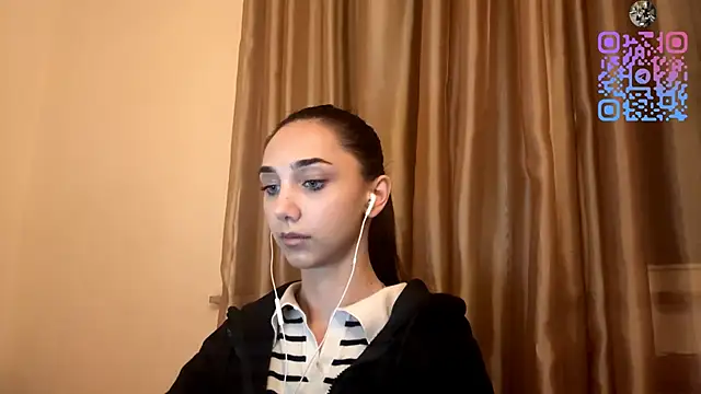 Snapshot of LinaMour chatting on 15, 10, 2025 LinaMour online show from 15, 10, 2025