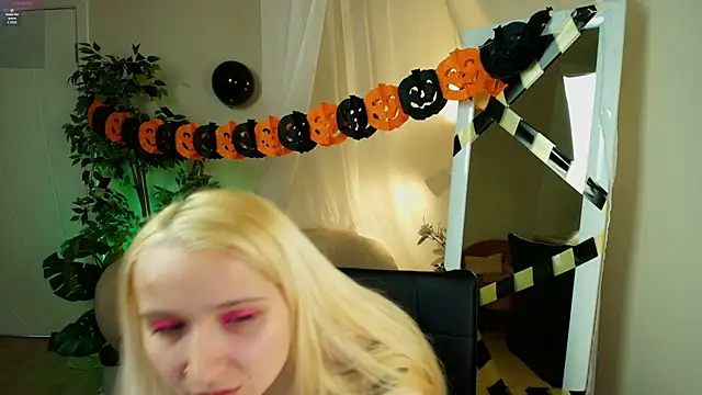Snapshot of Milana_Key chatting on 24, 10, 2025 Milana Key online show from 24, 10, 2025