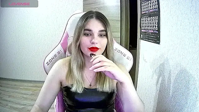 Snapshot of Kris_Moss chatting on 27, 10, 2025 Kris Moss online show from 27, 10, 2025