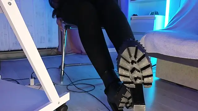 Snapshot of CruelSiren chatting on 29, 10, 2025 CruelSiren online show from 29, 10, 2025