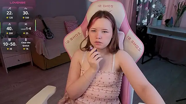 Snapshot of Sweetie_Hope chatting on 4, 10, 2025 Sweetie Hope online show from 4, 10, 2025