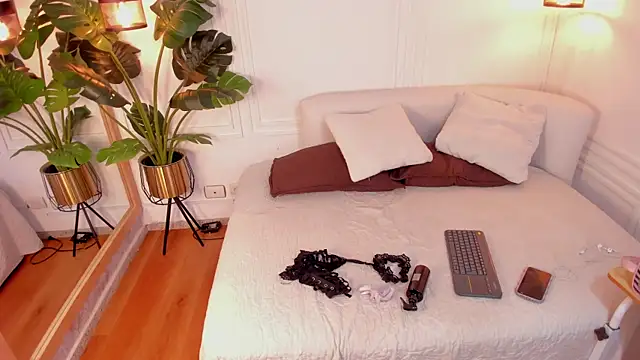 Dafne Hillss online show from 18, 12, 2025