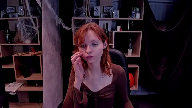 Snapshot of AlisHanson chatting on 4, 11, 2025 AlisHanson online show from 4, 11, 2025