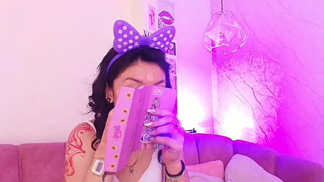 Snapshot of april_bennett chatting on 27, 10, 2025 april bennett online show from 27, 10, 2025