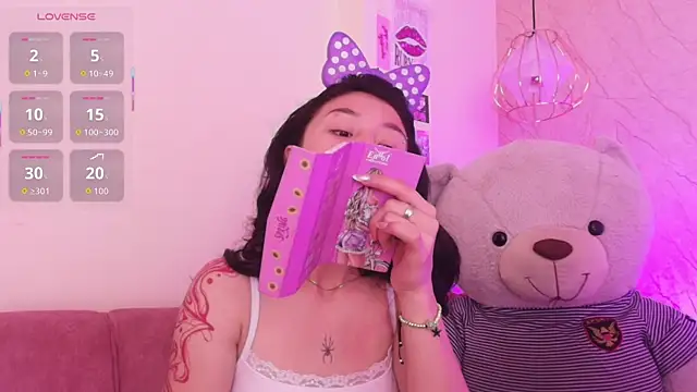 Snapshot of april_bennett chatting on 4, 11, 2025 april bennett online show from 4, 11, 2025