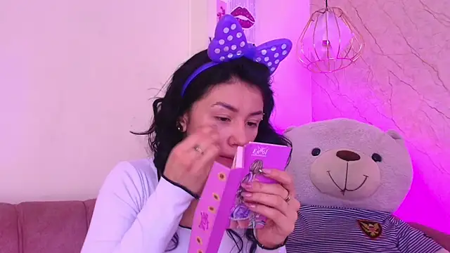 Snapshot of april_bennett chatting on 19, 11, 2025 april bennett online show from 19, 11, 2025