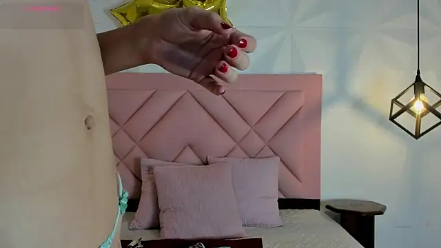 Caroline daring online show from 5, 7, 2026
