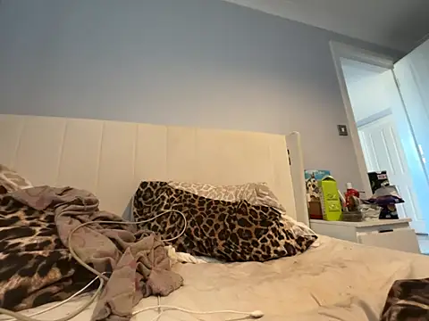 petitelucyXoxx online show from 13, 7, 2026