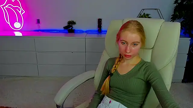 Snapshot of Alina_Blonde chatting on 1, 10, 2025 Alina Blonde online show from 1, 10, 2025