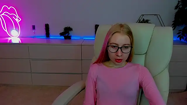 Snapshot of Alina_Blonde chatting on 7, 10, 2025 Alina Blonde online show from 7, 10, 2025