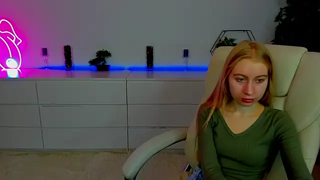 Snapshot of Alina_Blonde chatting on 15, 10, 2025 Alina Blonde online show from 15, 10, 2025