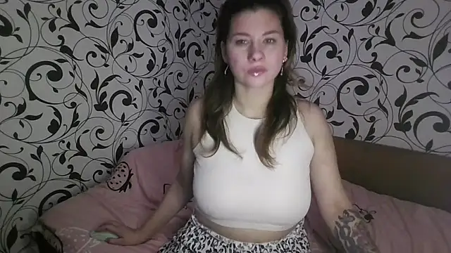 Snapshot of YourEmilie chatting on 15, 11, 2025 YourEmilie online show from 15, 11, 2025