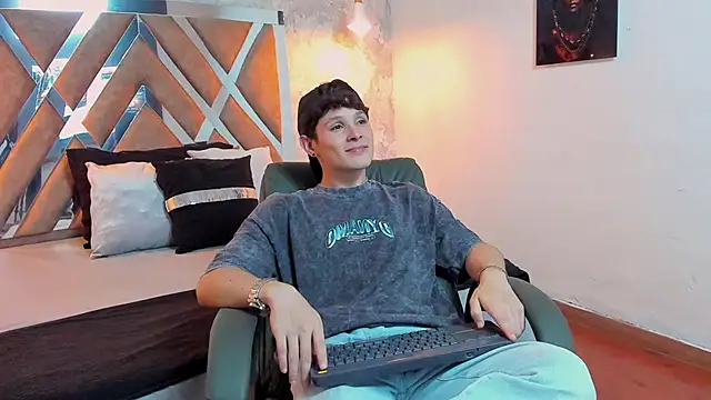 Snapshot of kraven_lust chatting on 4, 10, 2025 kraven lust online show from 4, 10, 2025