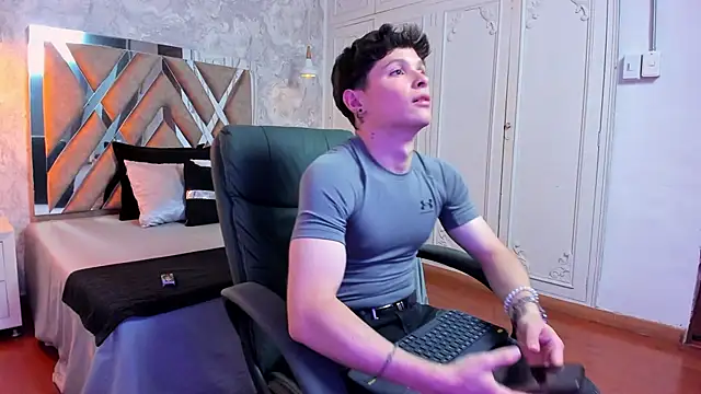 Snapshot of kraven_lust chatting on 15, 11, 2025 kraven lust online show from 15, 11, 2025