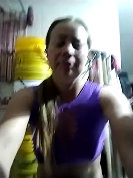 LaraCaliente online show from 6, 10, 2025