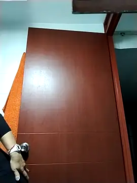 LaraCaliente online show from 17, 10, 2025