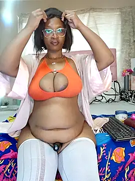 Snapshot of YummyChocTits chatting on 7, 10, 2025 YummyChocTits online show from 7, 10, 2025