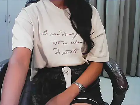 Snapshot of short_girl_ chatting on 7, 11, 2025 short girl online show from 7, 11, 2025