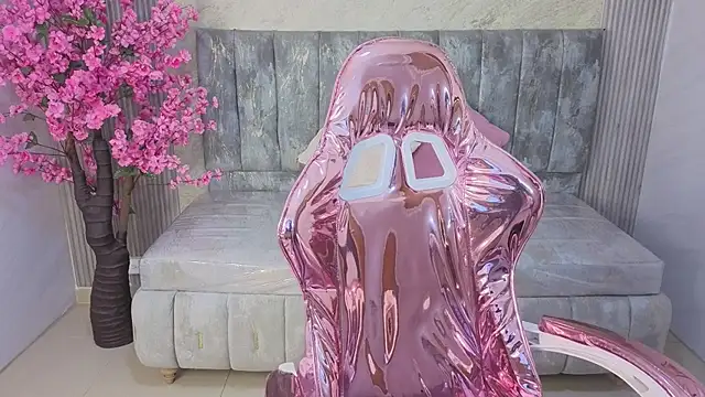 Snapshot of lilith4_s chatting on 27, 10, 2025 lilith4 s online show from 27, 10, 2025