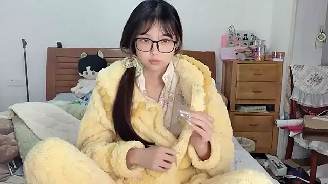 Snapshot of Akong11 chatting on 4, 12, 2025 Akong11 online show from 4, 12, 2025