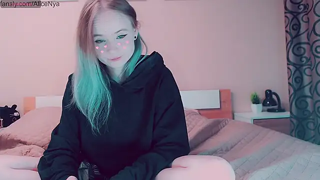 Snapshot of AliceNya_cute chatting on 5, 10, 2025 AliceNya cute online show from 5, 10, 2025