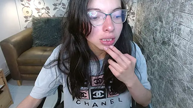 Snapshot of alllyson_ chatting on 19, 9, 2025 alllyson online show from 19, 9, 2025