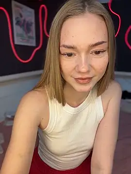 Snapshot of MilaMoone chatting on 19, 4, 2026 MilaMoone online show from 19, 4, 2026