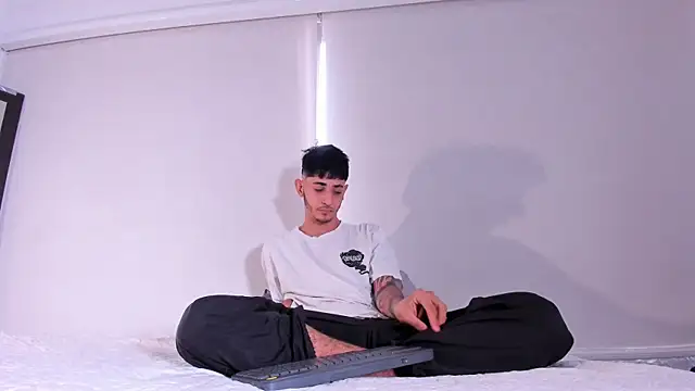 Snapshot of j_martony chatting on 25, 11, 2025 j martony online show from 25, 11, 2025